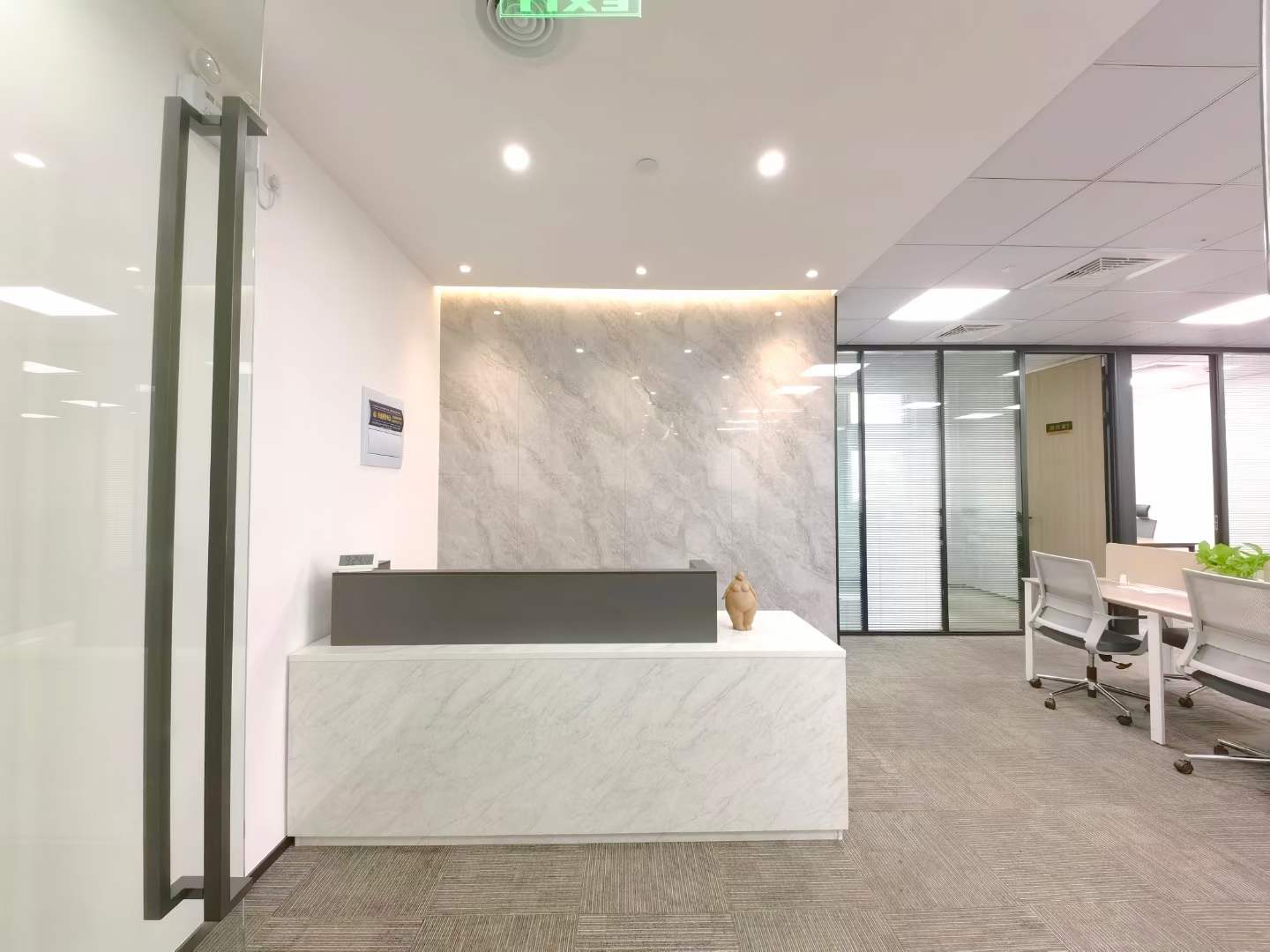 新上海国际大厦出租405平带装修办公室